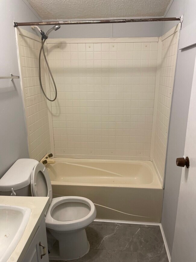 Building Photo - Great Location!