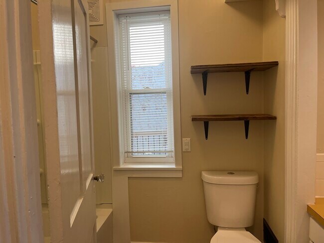 Building Photo - 441 W Lemon St