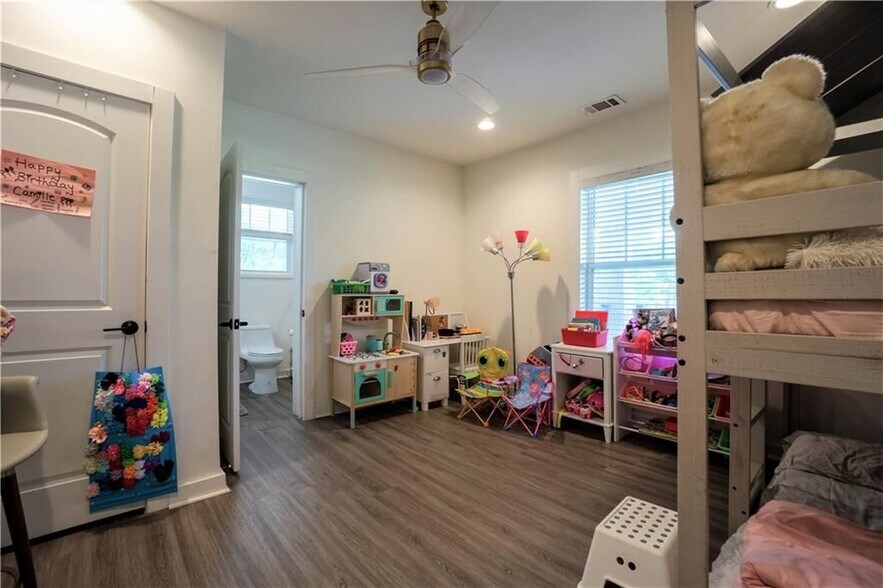 Building Photo - 811 King Rd