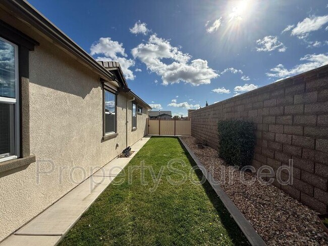 Building Photo - 1697 W Woodward Ave