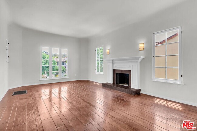 Building Photo - 751 Croft Ave