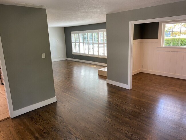 Building Photo - Charming 3 bdrm / 2 bath Home, Minutes fro...