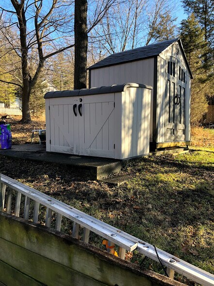 Building Photo - 314 N Van Buren St