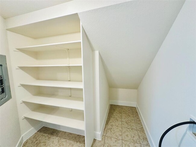 Building Photo - 2216 Creekside Ln