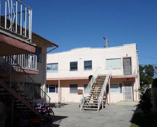 Building Photo - 756-758 Cerritos Ave