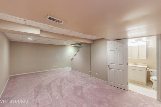 Building Photo - 712 N Victoria Dr