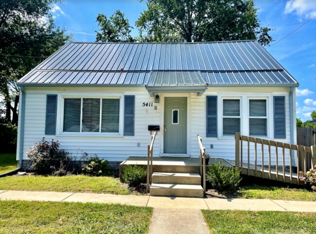 Building Photo - AVAILABLE NOW. 2 bed/1 bath SINGLE FAMILY HOME with fenced yard!