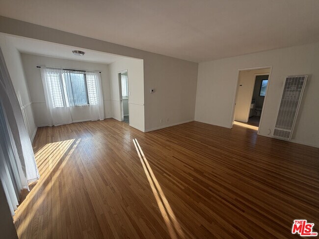 Building Photo - 742 S Plymouth Blvd