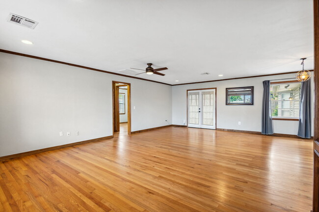 Building Photo - 10001 Ridgeview Dr