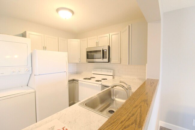Building Photo - 1380 Hunters Rd