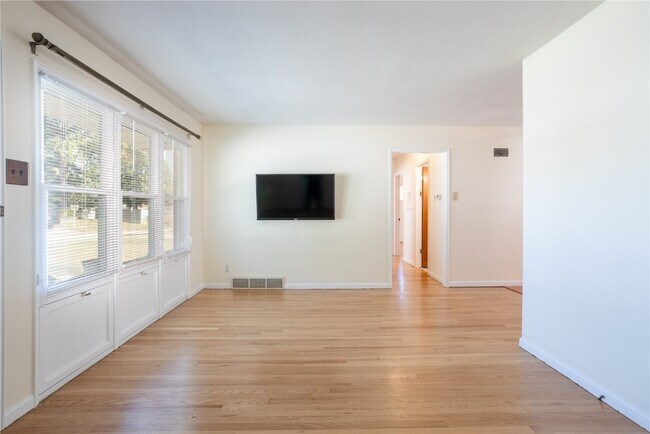 Building Photo - 4464 Mohegan Dr