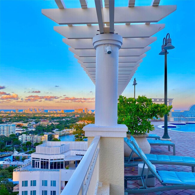 Building Photo - 511 SE 5 Ave