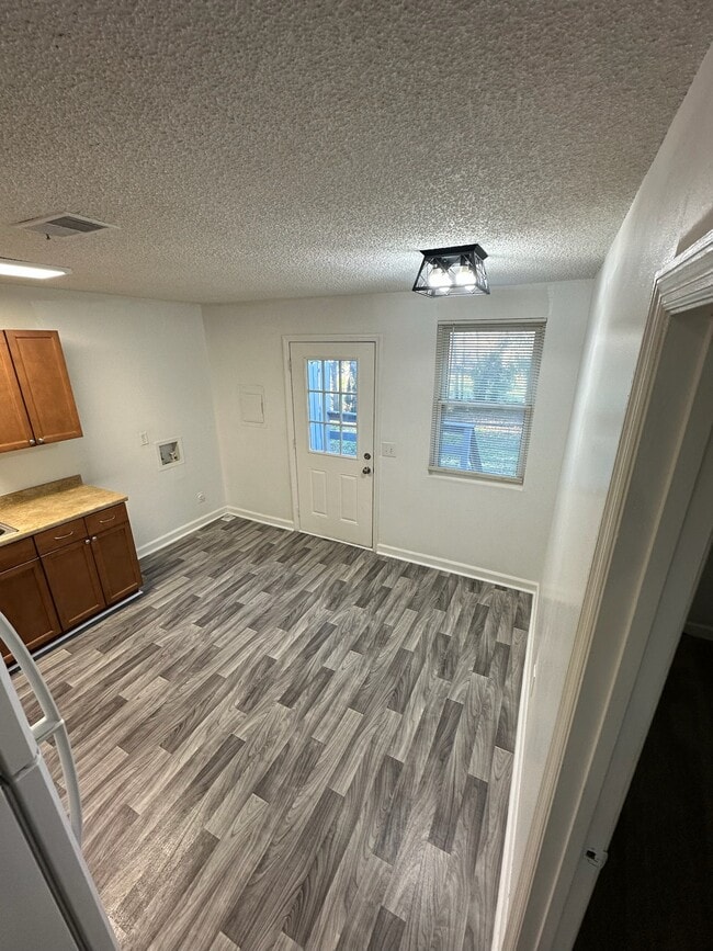 Building Photo - 1143 N Graycroft Ave