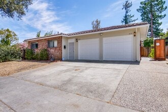 Building Photo - Amazing Studio Unit of a Triplex / Minutes from Apple