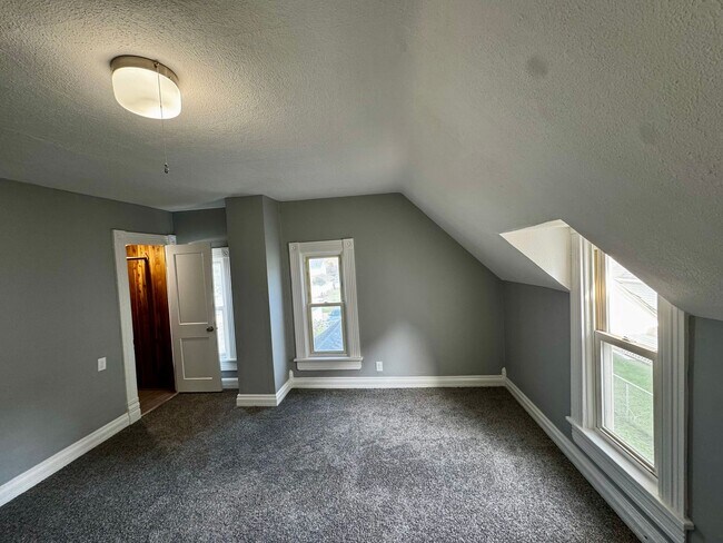 Building Photo - 410 9th St