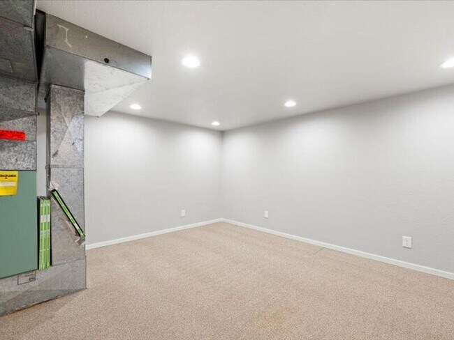 Building Photo - 1006 Van Giesen St