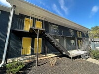 Building Photo - S. Knox 1bd/1ba- 1st floor Unit Available Now