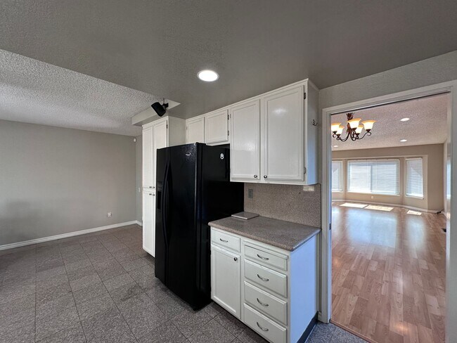 Building Photo - THIS is YOUR home, stunning 4/2 w/ AC, near Foothills