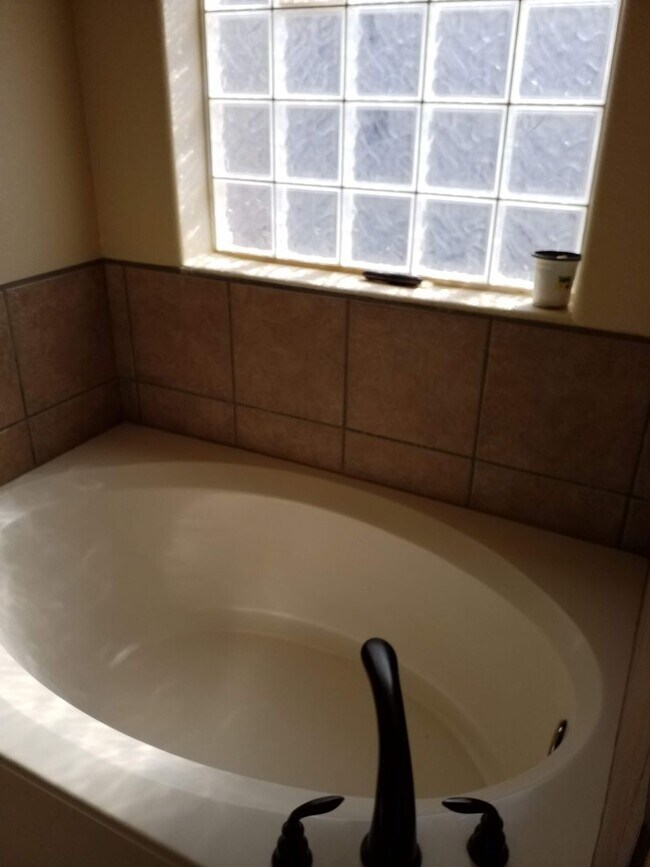 Building Photo - Spacious Family Home