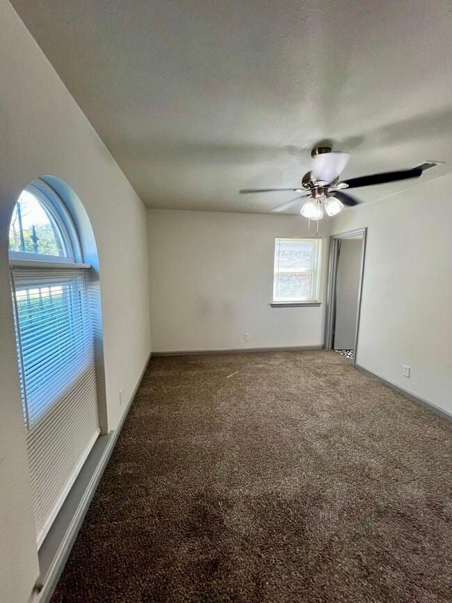 Building Photo - 6012 Highcrest Dr