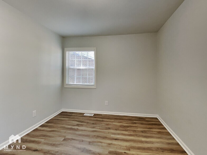 Building Photo - 910 Pond St