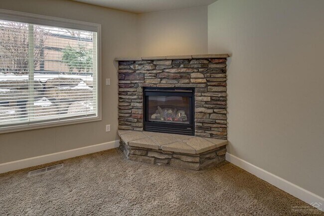 Building Photo - Beautiful 3 Bed/2.5 Bath Two-Story Duplex ...