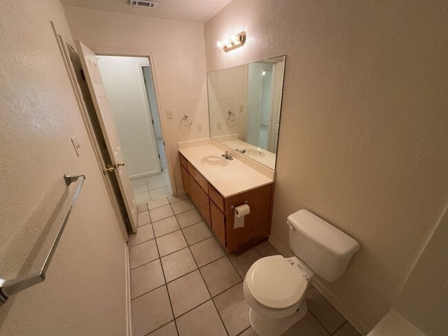 Building Photo - 2807 Edgefield