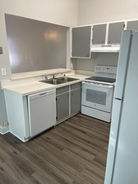 Kitchen - 739 Valence St