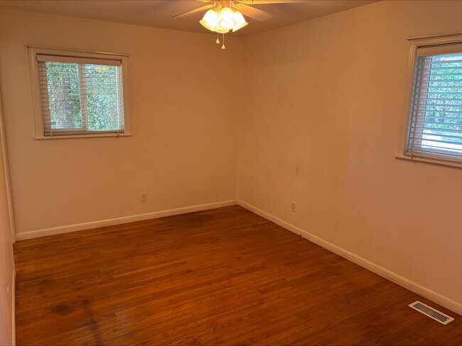 Building Photo - 520 N Hale St