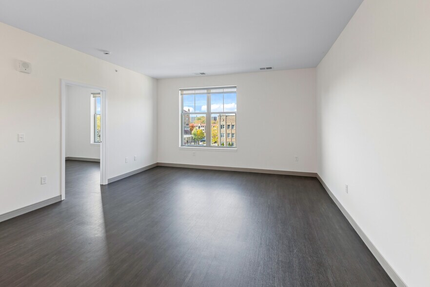 Building Photo - 2420 E Capitol Dr