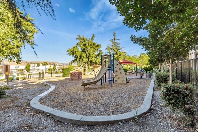 Building Photo - Elegant 3-Bedroom Residence in Private Gat...