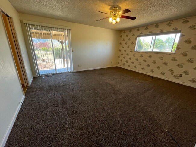 Building Photo - Spacious property with views!