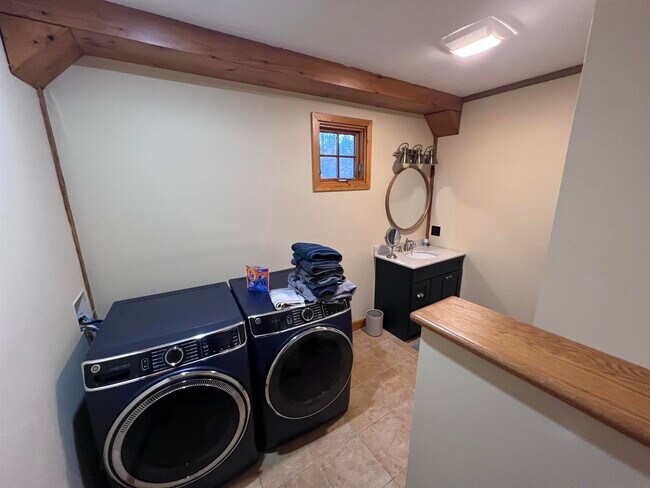 Building Photo - 34 Mirror Lake Dr