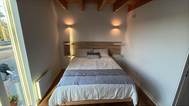 Building Photo - 2950 Fairview Ave E