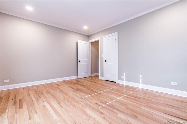 Building Photo - 140 Woodside Green