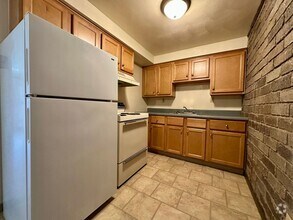 Building Photo - Spacious One Bedroom Apartment! Laundry On...