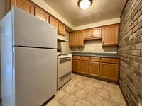 Building Photo - Spacious One Bedroom Apartment! Laundry On...