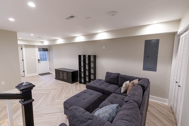 Building Photo - Beautifully Updated 4 Bed/3.5 Bath Row-Hom...
