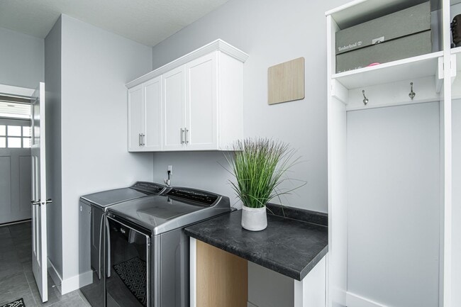 Building Photo - Gorgeous, spacious home on beautiful count...