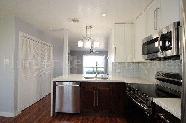 Building Photo - Beautiful 2 Bedroom, 1.5 Bath Townhouse