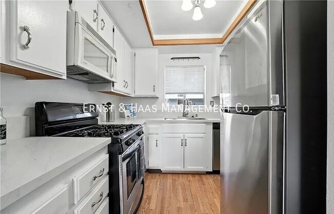 Building Photo - 955 E 3rd St