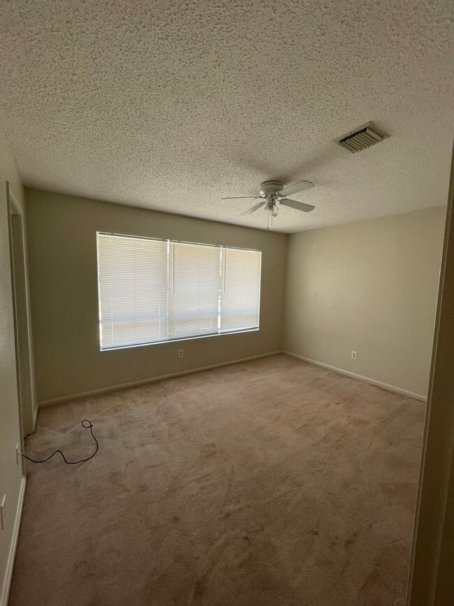 Building Photo - 2 bedroom 1 1/2 bath condominium