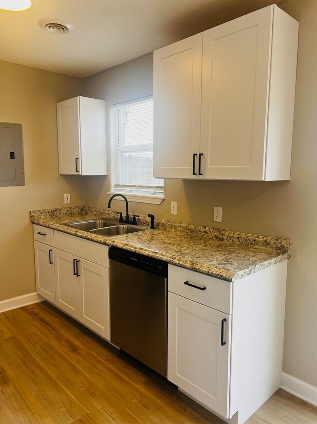 Building Photo - Available Now – Updated 3 Bedroom Tri-Plex...