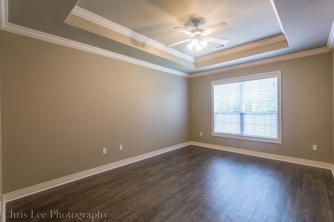 Building Photo - Beautiful & spacious 4 Bedroom condo w/fen...