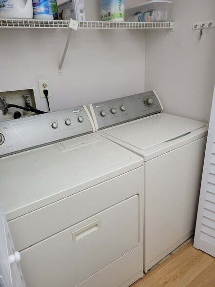 Laundry - 2050 Hunters Glen Dr