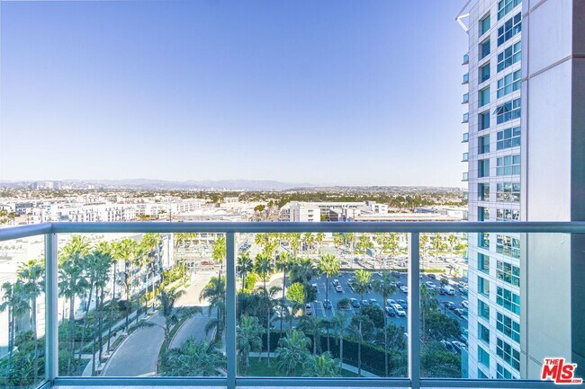 Building Photo - 13650 Marina Pointe Dr