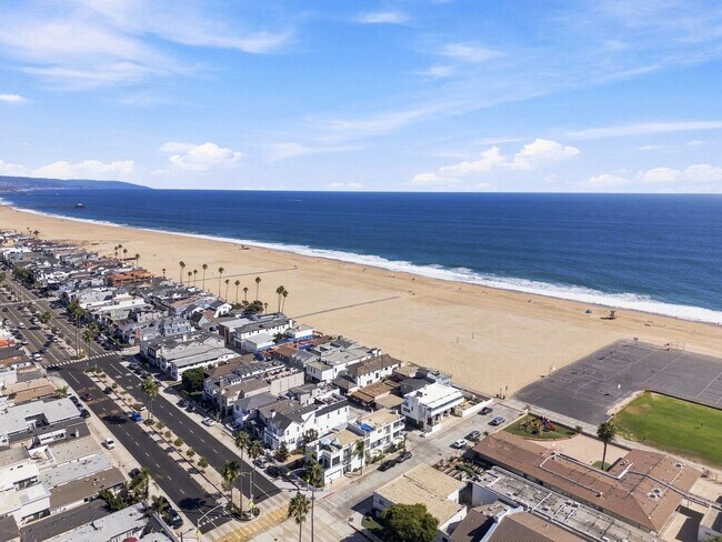 Building Photo - 1228 W Oceanfront