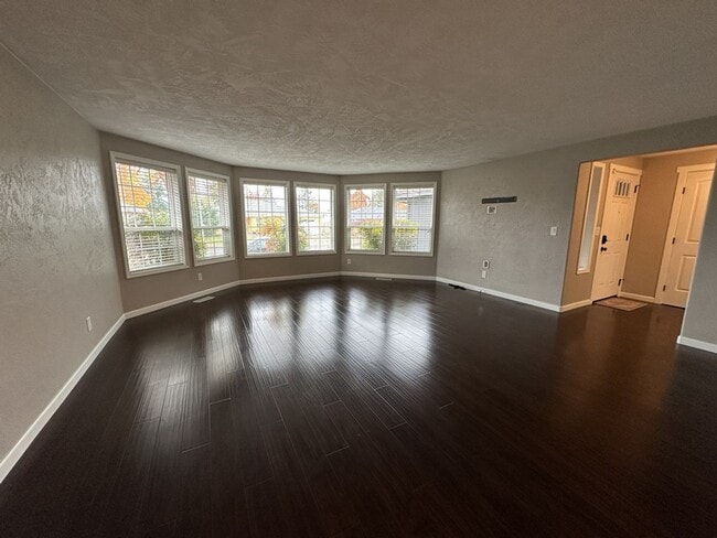 Building Photo - Pristine 3-Bedroom, 2-Bath Home with Moder...