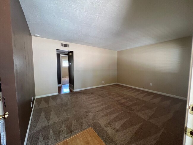 Building Photo - 2 Bed, 1 Bath single story duplex