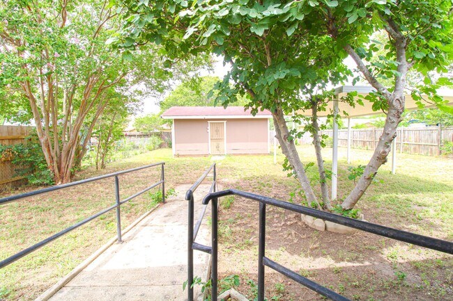 Building Photo - 2729 Christian Dr